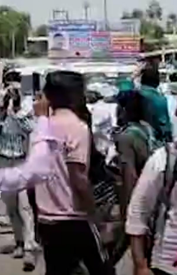 एस एससी जीडी परीक्षा को लेकर हाईवे पर हंगामा करते हुए अभ्यर्थी का छाया चित्र