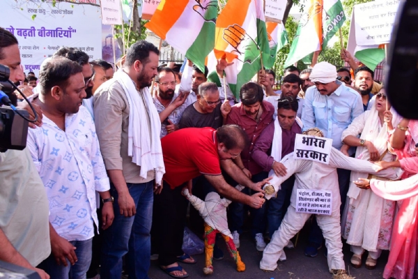 पेट्रोल-डीजल और गैस कीमतों के विरोध में कांग्रेस का प्रदर्शन