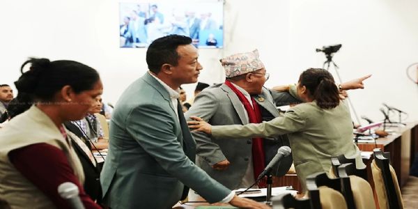 नेपाल की संसद में नाराज विपक्षी दल के सांसद हंगामा करते हुए