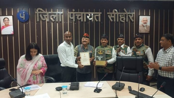सीहोर कलेक्टर को किया गया सम्मानित
