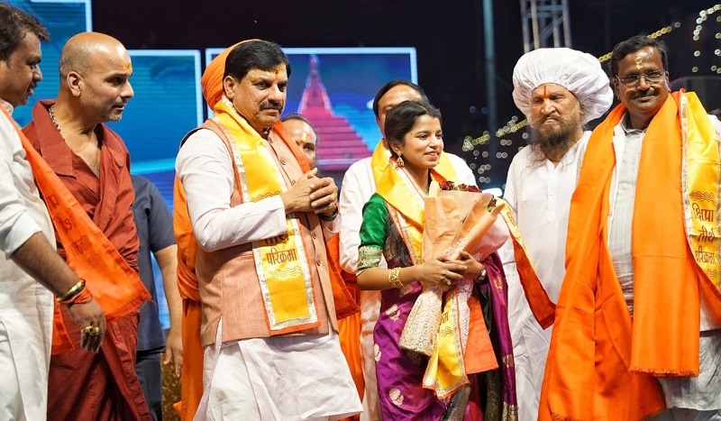 मुख्यमंत्री ने उज्जैन में क्षिप्रा तीर्थ परिक्रमा यात्रा के समापन समारोह पर आयोजित सुगम संगीत संध्या में प्रसिद्ध गायिका मैथिली ठाकुर को सम्मानित किया।