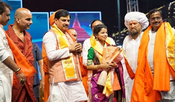 मुख्यमंत्री ने उज्जैन में क्षिप्रा तीर्थ परिक्रमा यात्रा के समापन समारोह पर आयोजित सुगम संगीत संध्या में प्रसिद्ध गायिका मैथिली ठाकुर को सम्मानित किया।