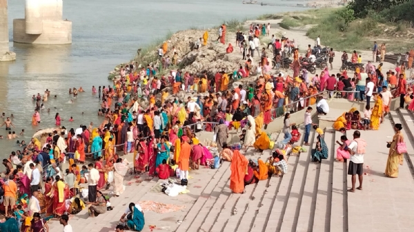 सारण में गंगा दशहरा के अवसर पर श्रद्धालुओं ने सरयू और गंगा नदी में लगाई डुबकी सारण में गंगा दशहरा के अवसर पर श्रद्धालुओं ने सरयू और गंगा नदी में लगाई डुबकी