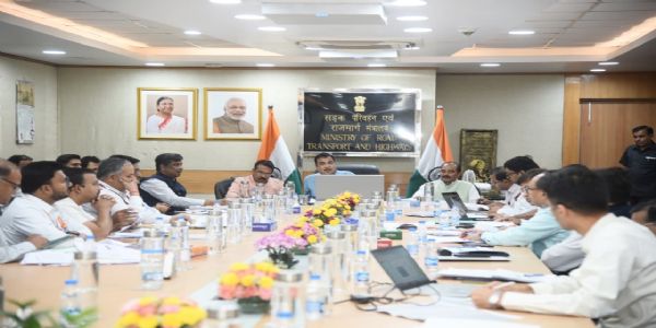 नई दिल्ली में दिल्ली-हरियाणा की राष्ट्रीय राजमार्ग परियोजनाओं की समीक्षा बैठक करते केंद्रीय मंत्री नितिन गडकरी। नई दिल्ली में दिल्ली-हरियाणा की राष्ट्रीय राजमार्ग परियोजनाओं की समीक्षा बैठक करते केंद्रीय मंत्री नितिन गडकरी।