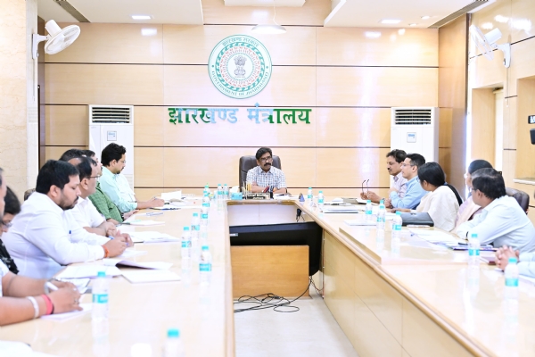 मुख्यमंत्री बैठक करते मुख्यमंत्री बैठक करते