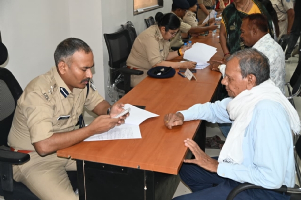 जबलपुर : एसपी की जनसुनवाई में उमड़ी भीड़, साईबर क्राईम, प्रोपर्टी की शिकायतें रहीं प्रमुख जबलपुर : एसपी की जनसुनवाई में उमड़ी भीड़, साईबर क्राईम, प्रोपर्टी की शिकायतें रहीं प्रमुख