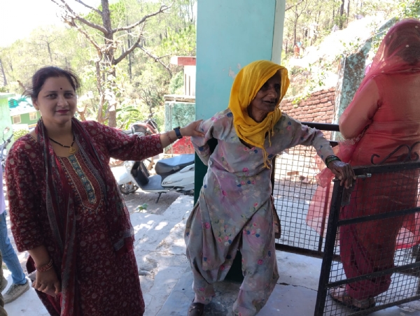 पंचायत चुनावों में  वरिष्ठ  जन भी बड़े उत्साह से ले रहे हैं भाग,भीष्ण गर्मी के बावजूद भी मतदान को प्राथमिकता का संदेश।