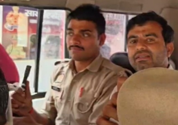 पुलिस अभिरक्षा में आशीष उपाध्याय पुलिस अभिरक्षा में आशीष उपाध्याय