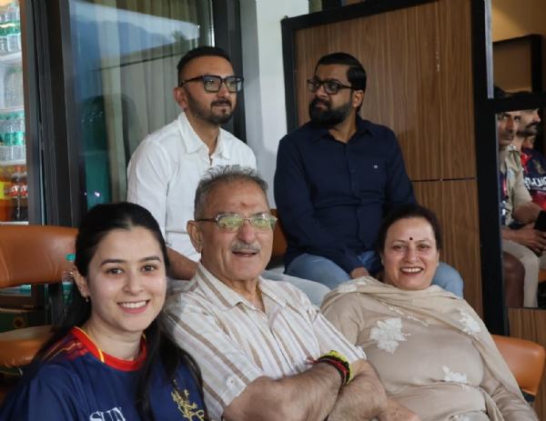 परिजनों सहित मैच का लुत्फ लेते हुए राज्यपाल।