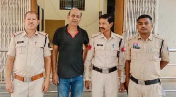35,175 रुपये नगद व सट्टा-पट्टी के साथ एक सटाेरिया गिरफ्तार 35,175 रुपये नगद व सट्टा-पट्टी के साथ एक सटाेरिया गिरफ्तार