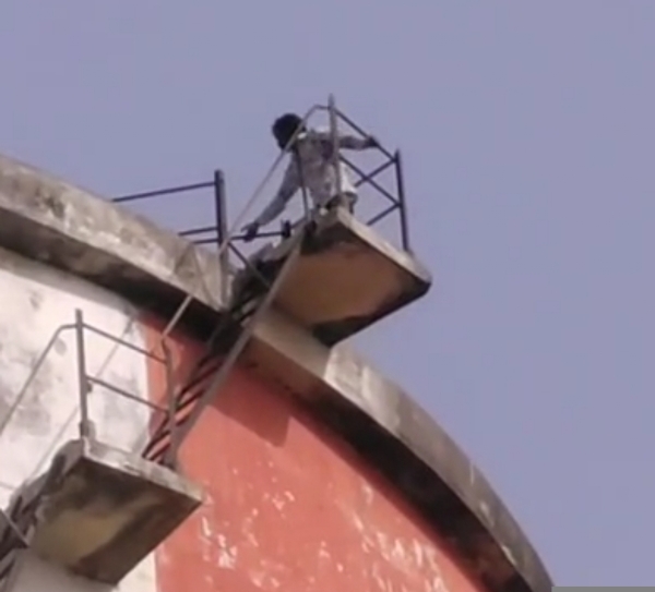 पानी की टंकी पर चढ़ा युवक