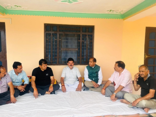नागेश ठाकुर के घर संवेदना प्रकट करते हुए जयराम ठाकुर।