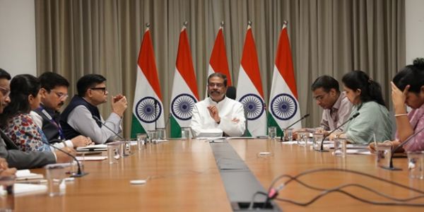 केंद्रीय शिक्षा मंत्री धर्मेंद्र प्रधान मंगलवार को चार प्रमुख सार्वजनिक क्षेत्र के बैंकों के वरिष्ठ अधिकारियों के साथ बैठक करते हुए