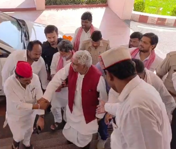 गोरखपुर जेल में सपा नेता श्याम यादव को तन्हाई बैरक में रखने पर सियासत गरम नेता प्रतिपक्ष माता प्रसाद पाण्डेय पहुंचे मंडलीय कारागार, अखिलेश यादव ने जताई नाराजगी गोरखपुर जेल में सपा नेता श्याम यादव को तन्हाई बैरक में रखने पर सियासत गरम नेता प्रतिपक्ष माता प्रसाद पाण्डेय पहुंचे मंडलीय कारागार, अखिलेश यादव ने जताई नाराजगी