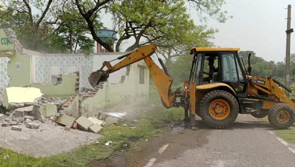 बुलडोजर चलाते