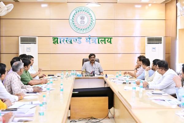 बैठक करते हुए मुख्यमंत्री सहित अन्य