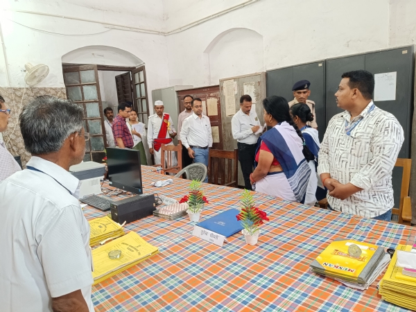 जिलाधिकारी वैभव श्रीवास्तव ने किया जिला सामान्य शाखा का औचक निरीक्षण
