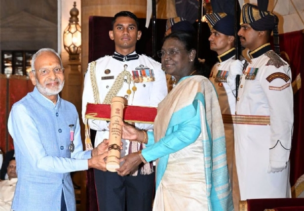 राष्ट्रपति से पुरस्कार लेते सत्यनारायण राष्ट्रपति से पुरस्कार लेते सत्यनारायण