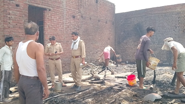 जांच करती पुलिस जांच करती पुलिस