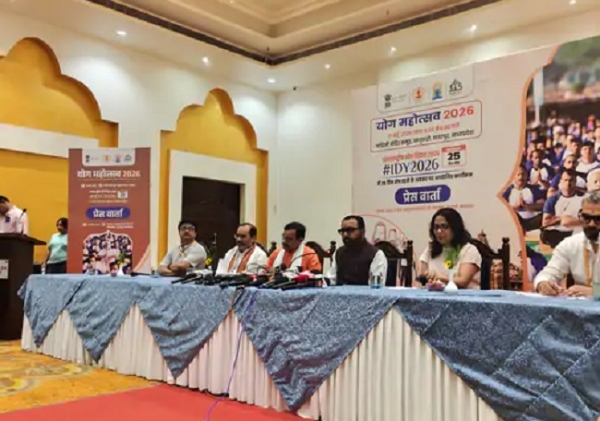 खजुराहो में मीडिया से बातचीत करते हुए केन्द्रीय आयुष मंत्री जाधव खजुराहो में मीडिया से बातचीत करते हुए केन्द्रीय आयुष मंत्री जाधव