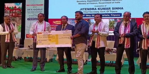 अगरतला में लाभार्थियों को ऋण बांटते हुए वित्तीय सेवा विभाग के सचिव