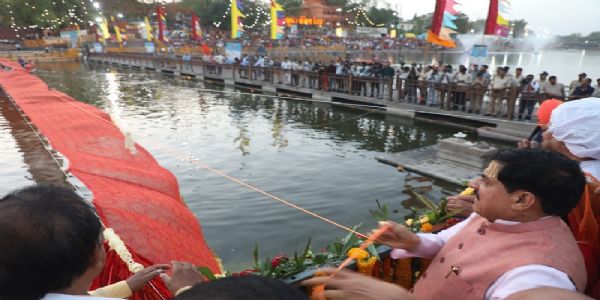 मुख्यमंत्री डॉ.मोहन यादव ने उज्जैन में माँ क्षिप्रा को 351 फीट लंबी चुनरी अर्पित की मुख्यमंत्री डॉ.मोहन यादव ने उज्जैन में माँ क्षिप्रा को 351 फीट लंबी चुनरी अर्पित की