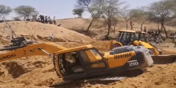 पन्ना में कुआं धंसने के बाद मलबे में दबे श्रमिकों को बचाने के लिए राहत एवं बचाव अभियान पन्ना में कुआं धंसने के बाद मलबे में दबे श्रमिकों को बचाने के लिए राहत एवं बचाव अभियान
