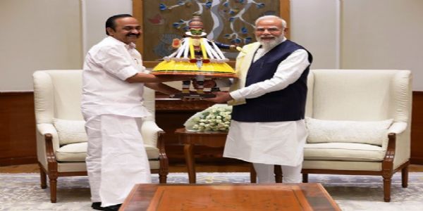 केरल के मुख्यमंत्री वी.डी. सतीशन मंगलवार को नई दिल्ली में प्रधानमंत्री नरेन्द्र मोदी से मुलाकात करते हुए केरल के मुख्यमंत्री वी.डी. सतीशन मंगलवार को नई दिल्ली में प्रधानमंत्री नरेन्द्र मोदी से मुलाकात करते हुए