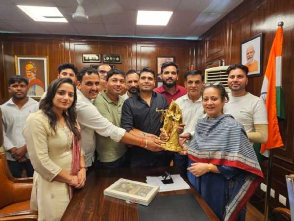 ऑपरेशन थिएटर असिस्टेंट वेलफेयर एसोसिएशन के पदाधिकारी स्वास्थ्य मंत्री से मुलाकात करते हुए