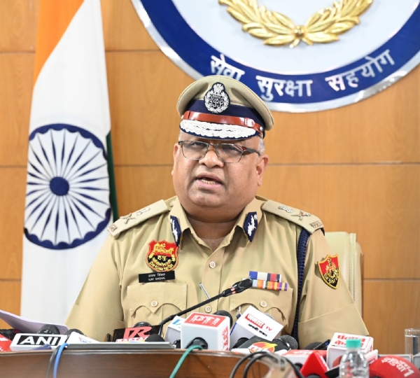 हरियाणा के पुलिस महानिदेशक अजय सिंघल पत्रकारों से बातचीत करते हुए