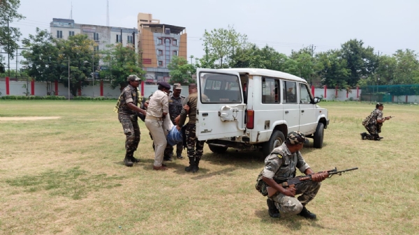 मॉक ड्रिल करती धनबाद पुलिस