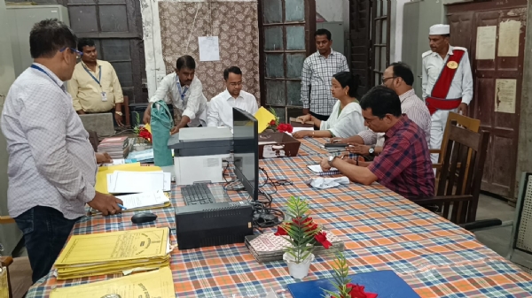 जिलाधिकारी वैभव श्रीवास्तव ने किया जिला सामान्य शाखा का औचक निरीक्षण