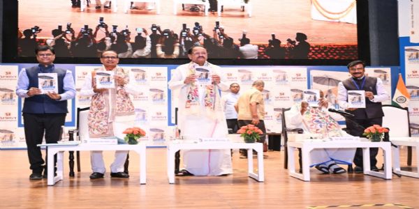 केन्द्रीय मंत्री शिवराज सिंह चौहान की कितान अपनापन के विमोचन के मौके पर वेंकैया नायडू केन्द्रीय मंत्री शिवराज सिंह चौहान की कितान अपनापन के विमोचन के मौके पर वेंकैया नायडू