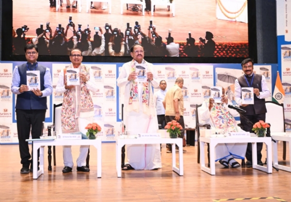 केन्द्रीय मंत्री शिवराज सिंह चौहान की कितान अपनापन के विमोचन के मौके पर वेंकैया नायडू केन्द्रीय मंत्री शिवराज सिंह चौहान की कितान अपनापन के विमोचन के मौके पर वेंकैया नायडू