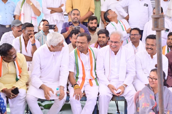 विश्रामपुर थाने के सामने कांग्रेस का अनिश्चित कालीन धरना जारी है। सोमवार शाम से प्रदेश कांग्रेस अध्यक्ष दीपक बैज आमरण अनशन पर बैठे है