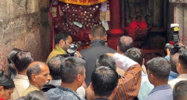 शक्तिपीठ कामाख्या में भूटान के प्रधानमंत्री दाशो शेरिंग तोगबे ने किए दर्शन, मां कामाख्या का लिया आशीर्वाद शक्तिपीठ कामाख्या में भूटान के प्रधानमंत्री दाशो शेरिंग तोगबे ने किए दर्शन, मां कामाख्या का लिया आशीर्वाद