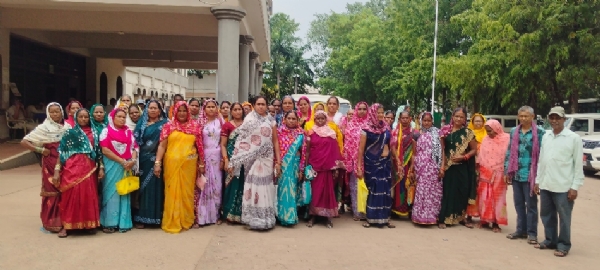 जलभराव सहित अन्य समस्याओं बताते हुए बठेना वार्ड के किसान और वार्डवासी।