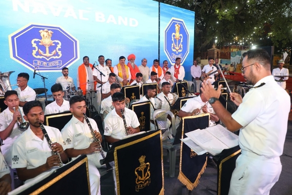 उज्जैन के दत्त अखाड़ा घाट पर भारतीय नौ सेना बैंड की शानदार प्रस्तुति उज्जैन के दत्त अखाड़ा घाट पर भारतीय नौ सेना बैंड की शानदार प्रस्तुति