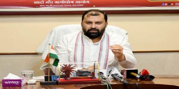केवीआईसी के वित्त वर्ष 2025-26 के आंकड़े जारी करते चेयरमैन मनोज कुमार