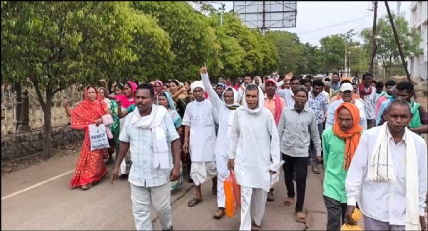 जैतपुरी में वन अतिक्रमण के खिलाफ कलेक्ट्रेट घेराव करने पहुंचे पांच गांवों के ग्रामीण।