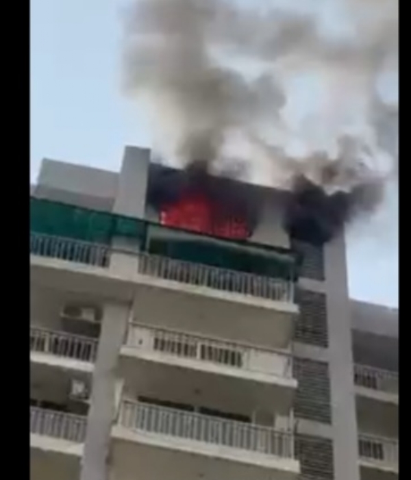सोसाइटी के 15वीं मंजिल पर बने फ्लैट में लगी आग सोसाइटी के 15वीं मंजिल पर बने फ्लैट में लगी आग