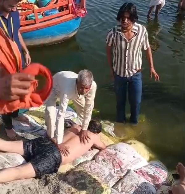 नाविक जान बचाने का प्रयास करते हुए नाविक जान बचाने का प्रयास करते हुए