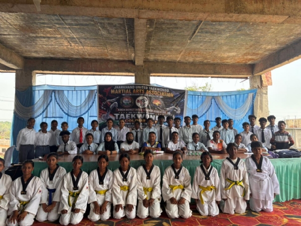 ताईक्वांडो में प्रतिभागियों के साथ प्रशिक्षकों सहित अन्य ताईक्वांडो में प्रतिभागियों के साथ प्रशिक्षकों सहित अन्य