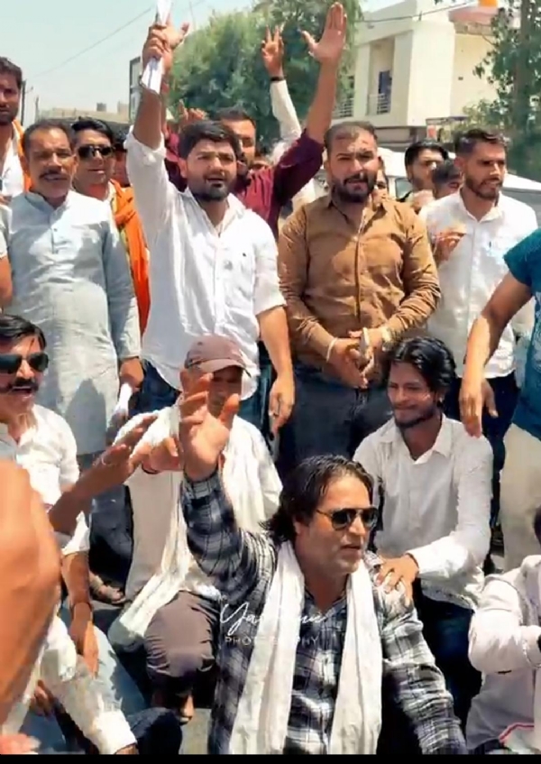 सीहोर में नौतपा में बिजली कटौती से भड़का ग्रामीणों का गुस्सा, सड़क पर बैठकर किया चक्काजाम सीहोर में नौतपा में बिजली कटौती से भड़का ग्रामीणों का गुस्सा, सड़क पर बैठकर किया चक्काजाम