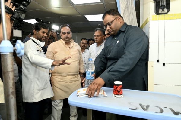 दिल्ली के स्वास्थ्य मंत्री डॉ. पंकज कुमार सिंह ने मंगलवार को एलएनजेपी अस्पताल के विशेष वार्डों का जायजा लेते हुए दिल्ली के स्वास्थ्य मंत्री डॉ. पंकज कुमार सिंह ने मंगलवार को एलएनजेपी अस्पताल के विशेष वार्डों का जायजा लेते हुए
