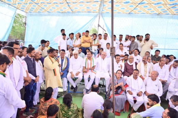विश्रामपुर थाने के सामने कांग्रेस का अनिश्चित कालीन धरना जारी है। सोमवार शाम से प्रदेश कांग्रेस अध्यक्ष दीपक बैज आमरण अनशन पर बैठे है
