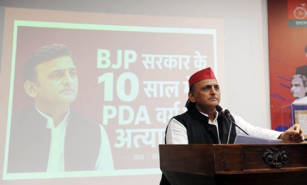 सपा अध्यक्ष अखिलेश यादव बोलते हुए