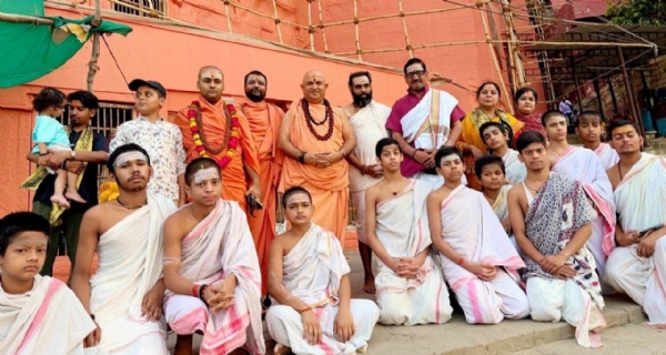 —गंगा दशहरा पर गंगा पूजन कार्यक्रम में संत —गंगा दशहरा पर गंगा पूजन कार्यक्रम में संत