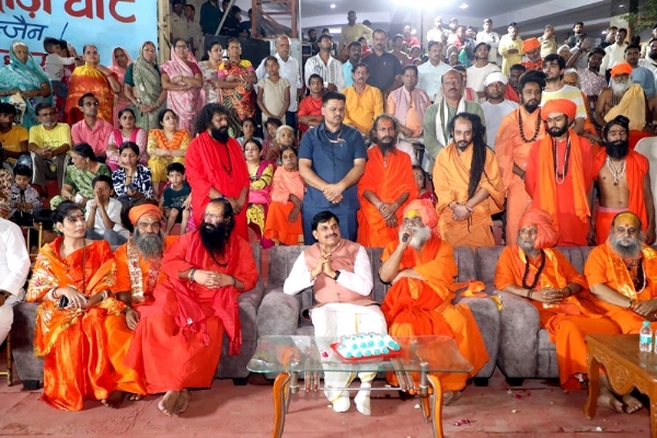 मुख्यमंत्री डॉ.मोहन यादव ने उज्जैन में नील गंगा पहुंच कर साधु संतों का आशीर्वाद प्राप्त किया
