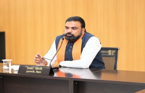 पथ निर्माण विभाग की बैठक करते मुख्यमंत्री सम्राट पथ निर्माण विभाग की बैठक करते मुख्यमंत्री सम्राट